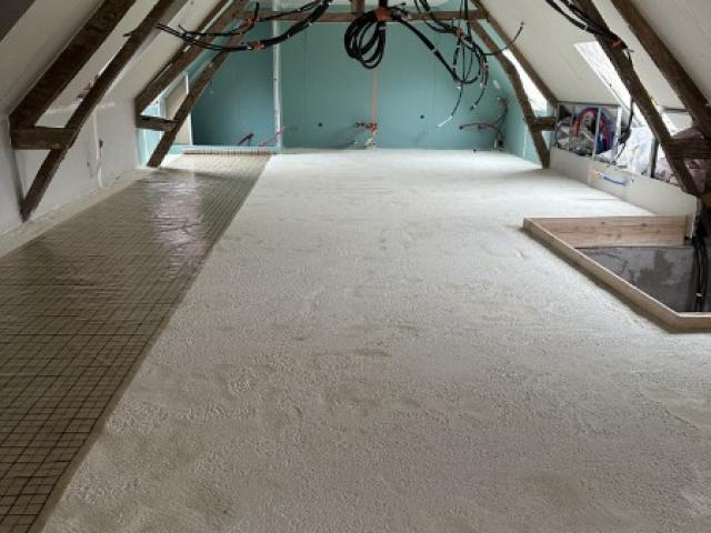 Remise à niveau d'un plancher bois par projection de mousse polyuréthane a Alençon 